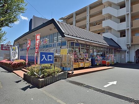 ハックドラッグ東戸塚前田町店 1200m お薬だけでなく日用品も安くて豊富。Tポイントカードが使えポイントもたまります。