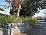 周辺：菊名池公園　400m　地域の住民の憩いの場。池、広場、プールなどがあり、夏の暑い日にはプールから元気な声が聞こえてきます。 