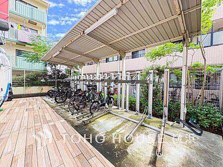 駐輪場は屋根下スペース。出し入れもスムーズにできるので、忙しいお出かけ時にもさっと出せるのが魅力的。