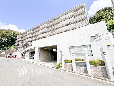 外観：時間のゆとりと空間、爽やかな陽光がもたらす光と風を贅沢なまでに感じる暮らしが始まります。