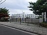 周辺：横浜市立金沢小学校　700m　徒歩9分。小学校が近いのは子育てファミリーにもおすすめのポイントです。 