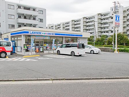 ローソン・スリーエフ戸塚上倉田町店 750m お手軽に食べれる食品や日用品雑貨などを扱う便利なコンビニ。
