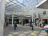 周辺：小田急小田原線『新百合ヶ丘』駅　850m　快速急行が発着する駅で、新宿まで約23分、渋谷まで約26分で移動可能。都心部へのアクセスが良好です。 