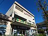 周辺：東急ストア江田店　1000m　毎日の食卓を彩る食料品が品揃え豊富に揃います。ドラッグストア「トモズ」併設。日用品のお買い物も便利。 