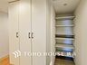 室内：上質感漂う玄関と廊下。居住者の帰り、訪れる方を優しく迎えてくれます。