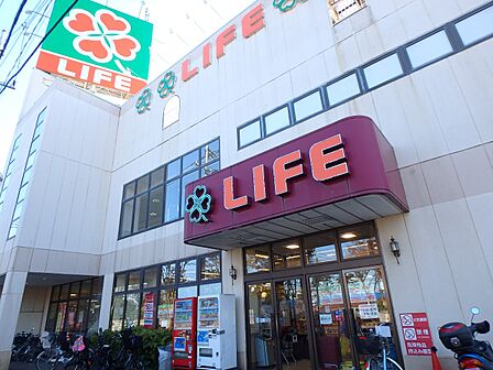 ライフ東有馬店　613m　午前9時～午後10時営業。毎日の食卓を彩る食料品から日用品まで取り揃えています。駐車場122台完備。 