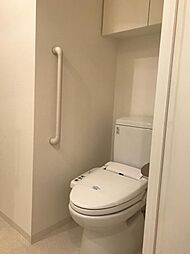 [トイレ] 落ち着いた色調のトイレです