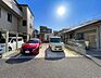 駐車場：駐車スペースの後ろ（建物前）にもゆとりがあるため、車のドアの開け閉めや、荷物の積み下ろし、ベビーカーの出し入れもスムーズに行えます。