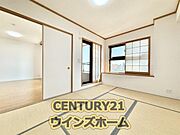 リビングに隣接する6帖のお部屋は仕切りを開けてリビングと一体的に利用すると解放感UPです！お子様の遊び場や来客の際等にも使い勝手の良いお部屋です。