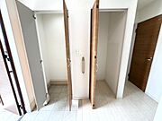 玄関は、大容量の収納スペースがいっぱい、靴や小物をすっきり整理できる機能的な空間です。