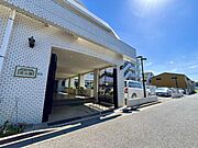 白を基調とした重厚感ある外観デザイン。ゆとりあるアプローチと開放的なエントランスが住まう方を迎えます。管理状態も良好で、落ち着いた住環境が魅力のマンションです。