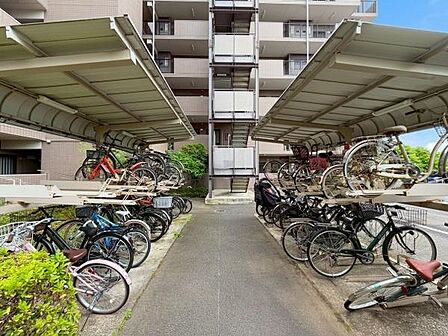 駐輪場は屋根付きです。