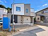 その他：建物側面から撮影した現地写真。周辺は落ち着いた住宅街が広がり、前面道路や隣地との位置関係も確認できます。工事の進捗とともに住まいの全体像が少しずつ見えてきました。現地見学もお気軽にどうぞ。