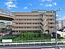 その他：別角度から見たマンション外観。ワイドな建物形状と各住戸のバルコニー配置が分かりやすく、建物全体の規模感や落ち着いた雰囲気を確認できる一枚です。
