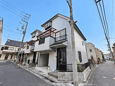 外観:北東角地の開放感ある三階建て住宅。二面道路に面し、陽当たり・通風良好。ゆとりある住空間で、利便性と快適性を兼ね備えた魅力の一邸です。(建物にかかる電線をAI修正しています) 外観:北東角地の開放感ある三階建て住宅。二面道路に面し、陽当たり・通風良好。ゆとりある住空間で、利便性と快適性を兼ね備えた魅力の一邸です。(建物にかかる電線をAI修正しています)