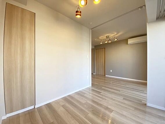 リビング横の洋...