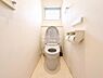 トイレ：トイレは温水洗浄付きなのでボタン一つで心地良い温水での素早い洗浄が可能です！トイレットペーパーの節約にもなりますね。暖房便座で寒い日もあたたかです。