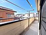 バルコニー：洋室2部屋をまたぐワイドバルコニー付き！天気の良い日には洗濯物をカラッと乾かせるような、日当たりの良い向きにバルコニーが設置されています。※CGで家財道具の一部を消しています