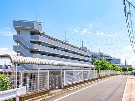 高台に立地した災害にも強い10階建てマンション。最上階の3方角部屋につき陽当り・通風・眺望良好です！専有面積149平米・メゾネットタイプの4SLLDDKKプランで二世帯住宅としてもお使いいただけます！