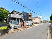 第一種低層住居専用地域の穏やかで整った街並です。間口は8.7ｍあるので開放的で風通しもしっかり確保できますよ！ららぽーとやIKEAまで車で10分ほどなので、休日にはショッピングが気軽に楽しめます！