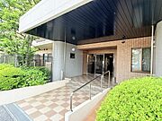 エントランスはオートロックシステム搭載！不審者や空き巣が侵入しづらくなり防犯性が高くなります！またセールスや勧誘を回避できるのが嬉しいですね。