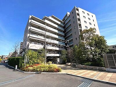 外観:【2020年築】総戸数291戸の10階建て大規模レジデンス。南向き住戸につき陽当り良好!専用庭にテラス付きで戸建ての感覚も味わえます!室内大変きれいにお使いです!ペットと一緒に暮らせます(細則あり) 外観:【2020年築】総戸数291戸の10階建て大規模レジデンス。南向き住戸につき陽当り良好!専用庭にテラス付きで戸建ての感覚も味わえます!室内大変きれいにお使いです!ペットと一緒に暮らせます(細則あり)