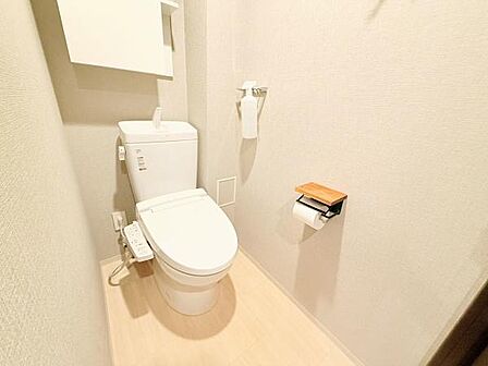 トイレは温水洗浄機能搭載なのでボタン一つで心地良い温水での素早い洗浄が可能です！暖房便座で寒い日もあたたか。トイレットペーパーや掃除用洗剤を置いておける収納も設けました！