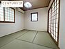 和室：【和室】三面採光で明るく落ち着きのある空間です。※AI画像生成により室内の荷物をなくしています。