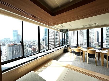 26階のスカイラウンジ。大切なゲストをお招きして特別な時間と空間をどうぞ御過ごしください。貸切できます。その他ゲストの為の宿泊施設も御座います。
