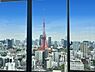 リビング/ダイニング：直近に東京タワーが額縁に入った絵画のように美しく、また煌びやかな夜景も一望できます。ビルトインエアコン、天井高2.6m、高さ2.1mのハイサッシにより明るく開放的な印象を与え、圧巻の空間になっています
