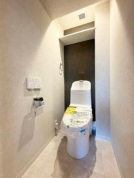 【トイレ】奥行のある使いやすい広さのトイレ。