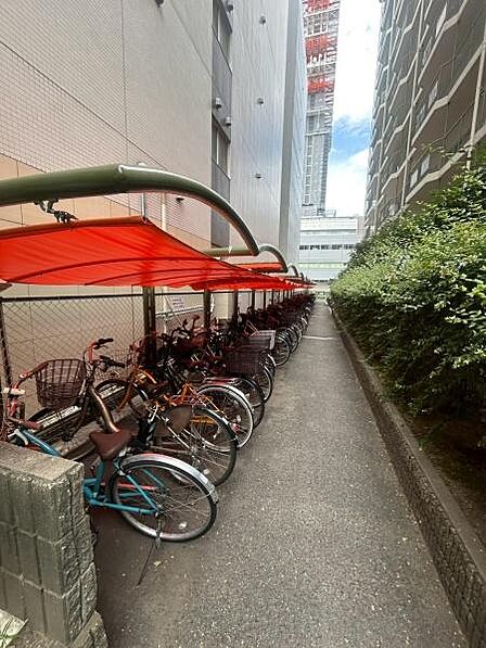 【駐輪場】マンション敷地内にある自転車置き場です。