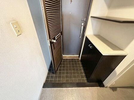 玄関スペースです！シューズボックスございます！※写真はAI生成により小物等撤去しています。