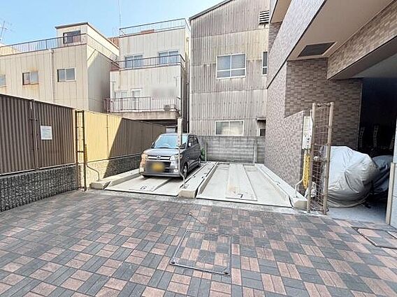 敷地内駐車場で...