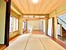 和室：【　和室　/　8帖　】リビング横の和室は、扉をあければリビングがより開放的な空間に！客間やお子様の遊び場などにも便利です