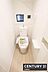 トイレ：【　トイレ　/　toilet　】清潔的なウォッシュレット付きトイレトイレットペーパーや掃除用具をしまえる収納付き