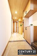 【　玄関　/　entrance　】住む人を毎日見送り迎え入れる、清潔感のある玄関お出かけ前の身だしなみチェックに便利なミラー付シューズボックス完備