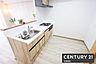 キッチン：【　キッチン　/　Kitchen　】お子様を見守りながら、テレビも楽しみつつ調理できる開放的なオープンキッチンお料理の受け渡しもスムーズ！