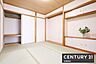 和室：【　和室　/　6.5帖　】キッチン横に備わった収納完備の和室お子様の遊び場やリビング続きとしても最適なスペース