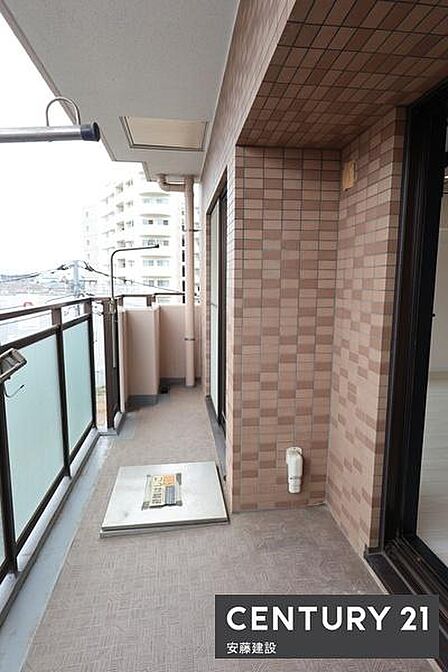【 バルコニー / Balcony 】リビングから出入可能な南東向きバルコニー