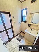 【　洗面所　/　Washroom　】洗面所はゆとりある広さで、忙しい朝もストレスフリーに身支度できそうな空間