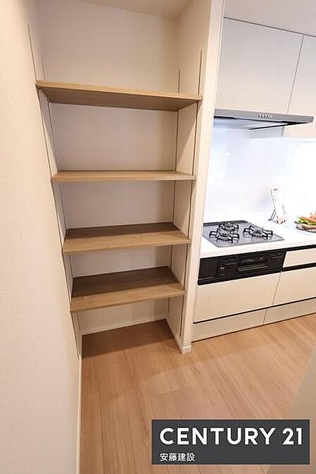 【 パントリー 】キッチン横には食料品や日用品を収納できる可動棚付きパントリー完備