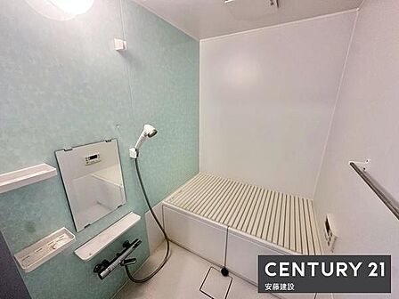 【 浴室 / Bathroom 】ゆったりと至福のバスタイムを過ごせそうな清潔感ある浴室