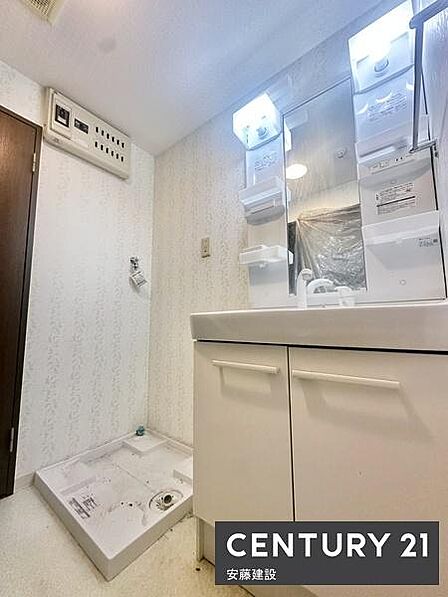 【 洗面所 / Washroom 】すっきりとまとまったコンパクト設計の洗面所