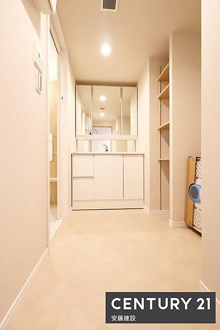 【 洗面所 / Washroom 】清潔感溢れる洗面所は、忙しい朝もストレスフリーに身支度できそうな空間大きな鏡と収納が備わった独立洗面化粧台完備!