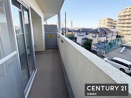 【 バルコニー / Balcony 】リビング、洋室から出入可能な北東向きバルコニー