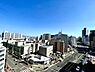 室内：高層階ならではの解放感に溢れるバルコニーです。周辺には遮る建物がなく、眺望が優れているのが特徴です。