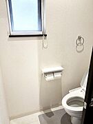 窓があり自然光を取り入れることができる明るいトイレです。温水洗浄便座を採用しています。