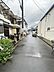 その他：前面道路は舗装されており雨の日でも歩きやすい環境です。周囲には住宅が並び落ち着いた雰囲気が感じられます。電線や標識などがしっかり整備されていて日常の利便性も期待できます。