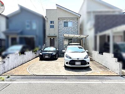外観:現地写真、日当たり良好な立地。駐車スペースも広く4台駐車可能、車の出し入れがしやすい設計です。角度の異なる屋根デザインが特徴的です。 外観:現地写真、日当たり良好な立地。駐車スペースも広く4台駐車可能、車の出し入れがしやすい設計です。角度の異なる屋根デザインが特徴的です。
